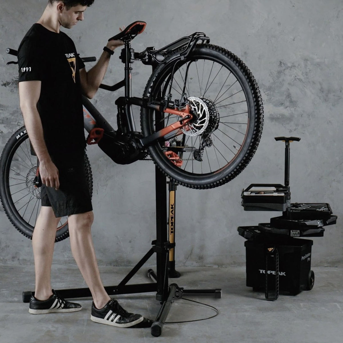 Topeka Prep Stand eUp Pro f/Ebikes Repair Stand, Black, bixbybicycles.com